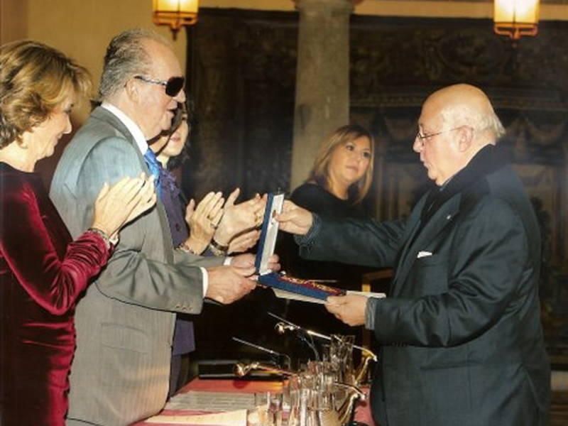 El Rey Juan Carlos entrega la medalla a Alejandro Reyes